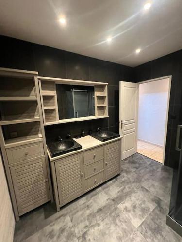 - une grande salle de bains avec deux lavabos dans l'établissement Villa Les Jardins de Parfondeval, à Parfondeval