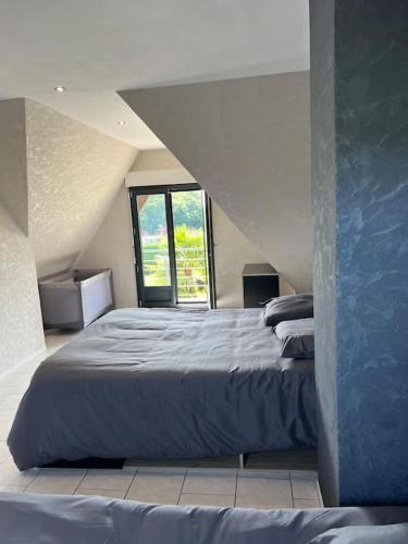 une chambre avec deux lits et une fenêtre dans l'établissement Villa Les Jardins de Parfondeval, à Parfondeval