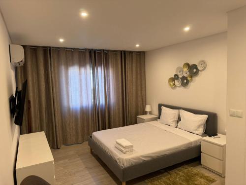 Giường trong phòng chung tại Aroeira Tropical Villa