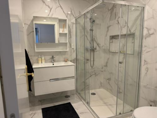 Phòng tắm tại Aroeira Tropical Villa