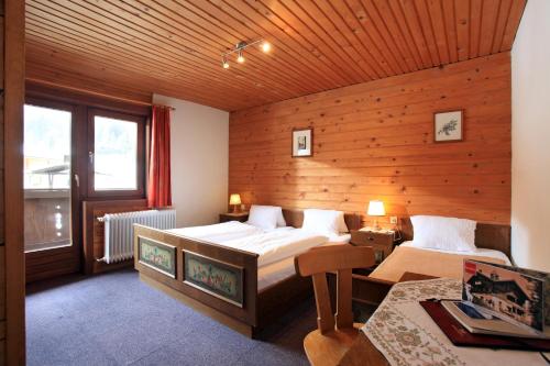 A bed or beds in a room at Gasthaus Steinberg