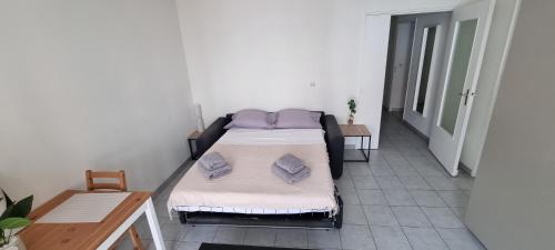 une chambre avec deux lits dans une pièce dans l'établissement Frontière Monaco grande Terrasse, à Beausoleil