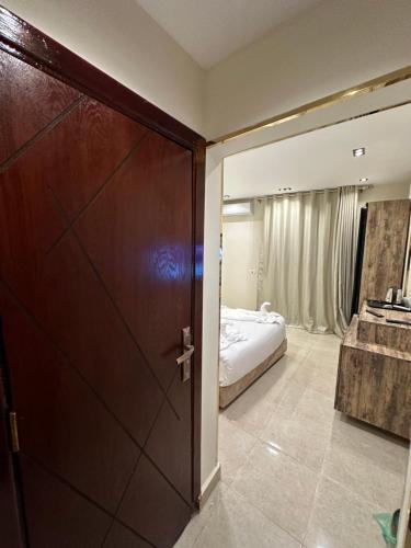 Cama o camas de una habitación en Taj Pyramids inn - Pyramids View Rooftop