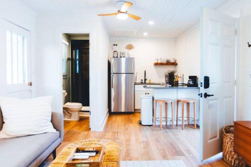 Kuchyňa alebo kuchynka v ubytovaní NEW! Seabird Cozy Cottage by Beach, Boardwalk & Lake