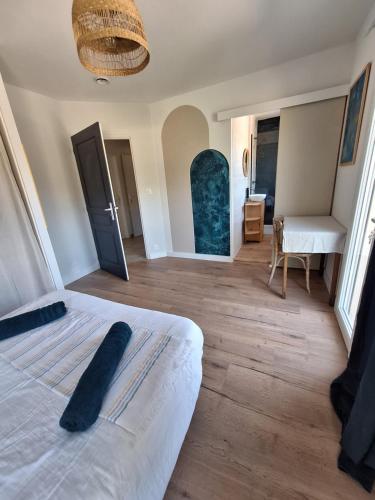 a bedroom with a bed and a table and a chair at Le spot Landais - Chambre côté forêt in Soustons