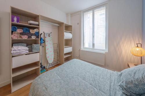 une chambre avec un lit et une fenêtre dans l'établissement Appartement cosy proche de la gare, à Saint-Quentin