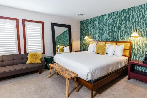 Postel nebo postele na pokoji v ubytování Daddy O Hotel