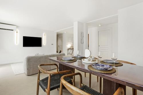 un salon avec une table, des chaises et un canapé dans l'établissement Magnifique 3 pièces - Proximité Place des Lices avec parking, à Saint-Tropez