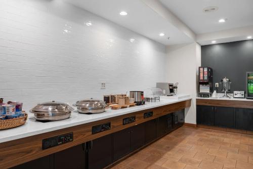 een keuken met verschillende potten en pannen op een aanrecht bij Courtyard Burlington Williston in Burlington