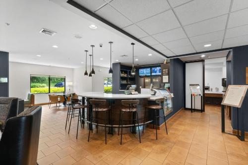 een keuken en eetkamer met een tafel en stoelen bij Courtyard Burlington Williston in Burlington