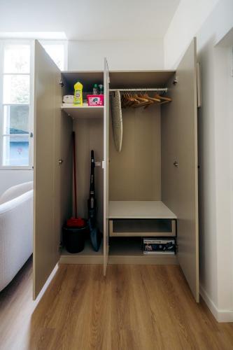 d'un placard avec une porte s'ouvrant sur une salle de bains. dans l'établissement Le clocher du château, à Fontainebleau