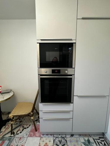 a kitchen with a microwave and a stove at Paris: Messe-/Business-/FeWo DUS in Hilden