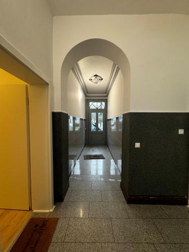 an empty hallway with a door in a building at Paris: Messe-/Business-/FeWo DUS in Hilden