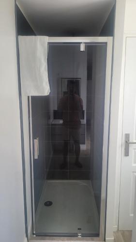 une personne prenant une photo d'une douche dans une salle de bains dans l'établissement Point central, à Tourcoing
