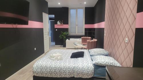 Cette chambre comprend un lit et une chaise. dans l'établissement Point central, à Tourcoing