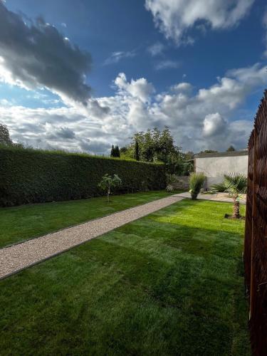 a garden with a fence and a walkway at SYLT: Messe-/Business-/FeWo Düsseldorf in Hilden