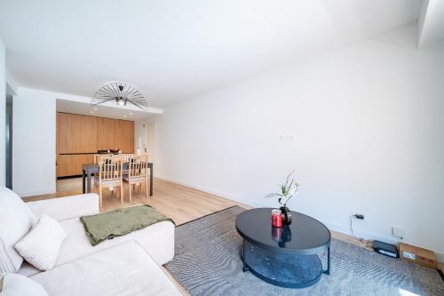 un salon avec un canapé blanc et une table dans l'établissement Near old town and apartment fully renovated, à Nice