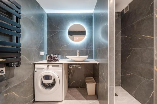 une salle de bain avec un lavabo et une machine à laver dans l'établissement Near old town and apartment fully renovated, à Nice