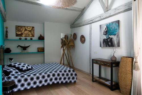 - une chambre avec un lit et des étagères bleues dans l'établissement LA CAVERIE DE PEYROUX A ORTHEVIELLE (40300), à Orthevielle