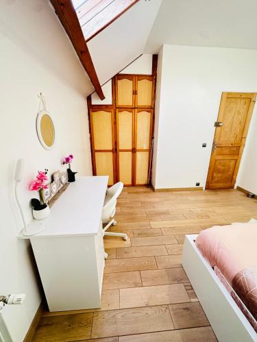 - une chambre avec un bureau blanc et un lit dans l'établissement Jabeen's House Bedroom 2, à Bezons