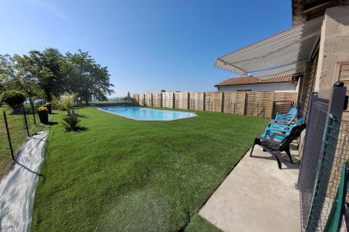 une cour avec une piscine et une clôture dans l'établissement Un séjour à la campagne, à Courpignac