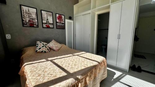 a bedroom with a bed in a room at Loft aconchegante próximo a Feirinha do Alto in Teresópolis