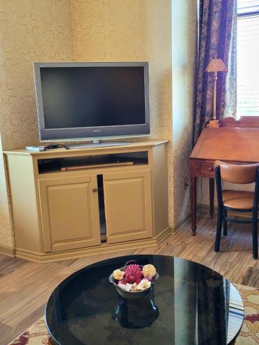 Televisyen dan/atau pusat hiburan di Altland House Inn & Suites