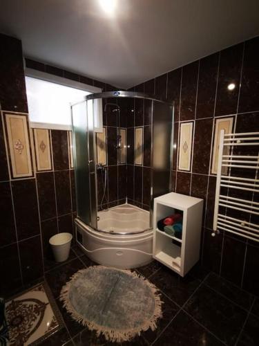 une salle de bain avec une douche avec des toilettes et un lavabo dans l'établissement Centre-ville Sevran f3, à Sevran