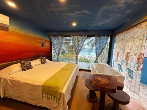 Ένα ή περισσότερα κρεβάτια σε δωμάτιο στο Beachfront Paradise Boutique Hotel - Alebrijes Jacuzzi Suits