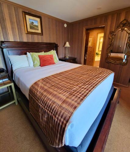 Katil atau katil-katil dalam bilik di Altland House Inn & Suites