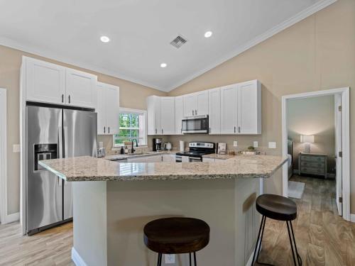 Dapur atau dapur kecil di Stylish Fun & Comfy - Mins to Beaches - Backyard