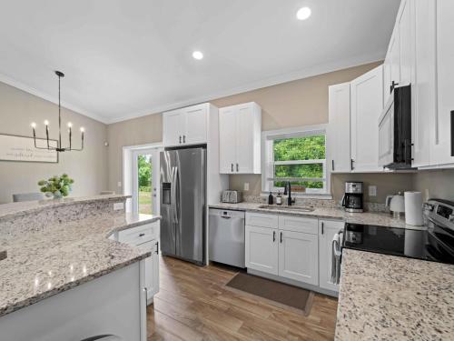Dapur atau dapur kecil di Stylish Fun & Comfy - Mins to Beaches - Backyard