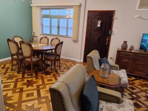 a living room with a table and chairs at Casa espaçosa pertinho da praia in Santos