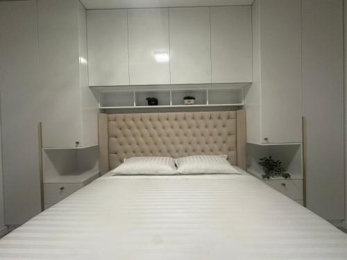 Mo- Luxury Apartmentにあるベッド