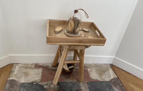 a small wooden table with a tea kettle on it at Cadre idéal in Pantin
