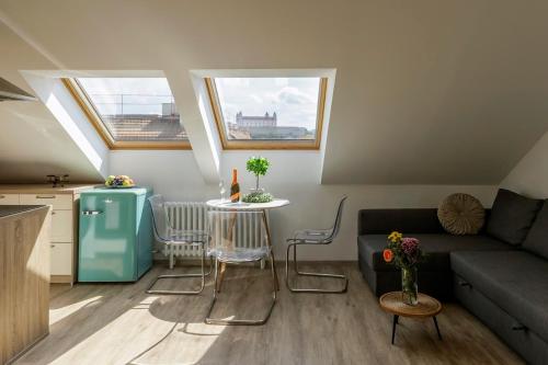 Queen Flat in Old Town with Castle view