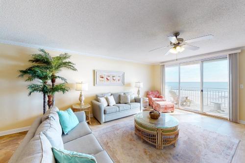 un salon avec un canapé et une table dans l'établissement Oceans Mist 402, à Ocean City