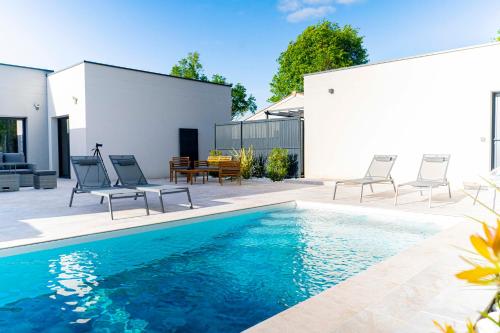 Bazén v ubytování Appartement à 15 min de bordeaux nebo v jeho okolí