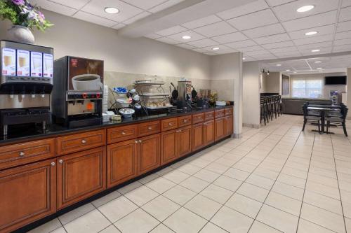 Dapur atau dapur kecil di Microtel Inn & Suites by Wyndham Ann Arbor