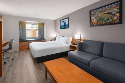 Katil atau katil-katil dalam bilik di Microtel Inn & Suites by Wyndham Ann Arbor