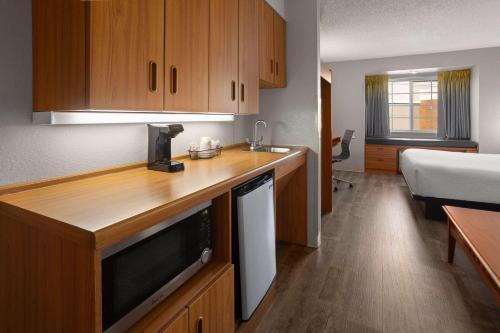 Dapur atau dapur kecil di Microtel Inn & Suites by Wyndham Ann Arbor