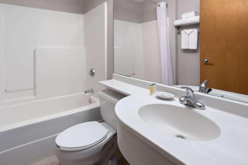 Bilik mandi di Microtel Inn & Suites by Wyndham Ann Arbor