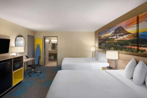 Postel nebo postele na pokoji v ubytování Days Inn by Wyndham Klamath Falls