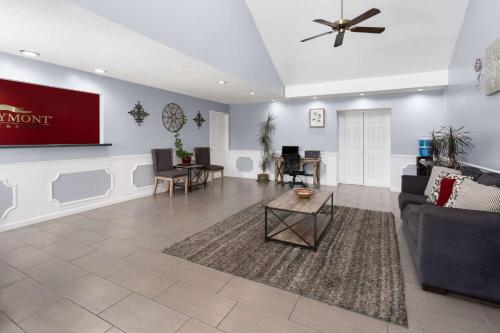 Гостиная зона в Baymont by Wyndham Brunswick GA
