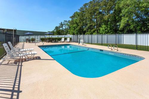 Бассейн в Baymont by Wyndham Brunswick GA или поблизости