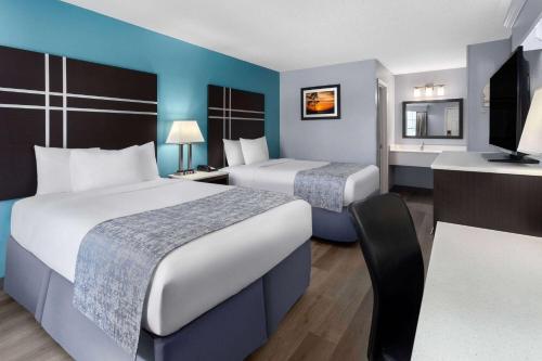 Кровать или кровати в номере Baymont by Wyndham Brunswick GA