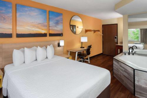 Postel nebo postele na pokoji v ubytování Days Inn by Wyndham Rockford I-90 Casino District