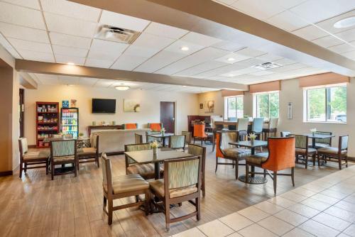 um restaurante com mesas e cadeiras em uma sala em Best Western Plus Oak Mountain Inn em Pelham