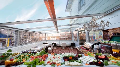 فندق سلطان توغرا في إسطنبول: متجر مليء بالكثير من الفواكه والخضروات