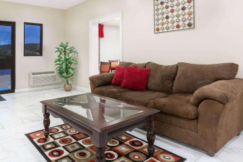 Un lugar para sentarse en Ramada by Wyndham Pelham